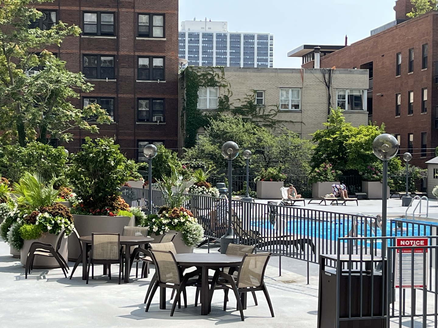 525 W Hawthorne Place Unit: 502