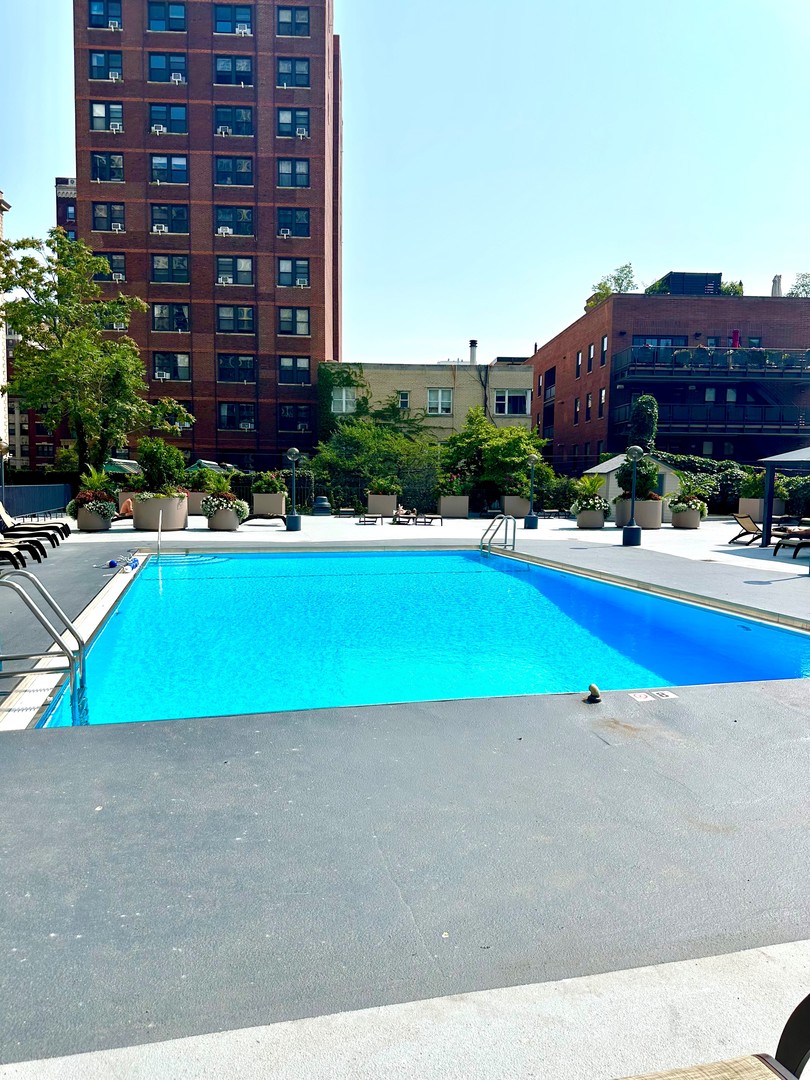 525 W Hawthorne Place Unit: 502