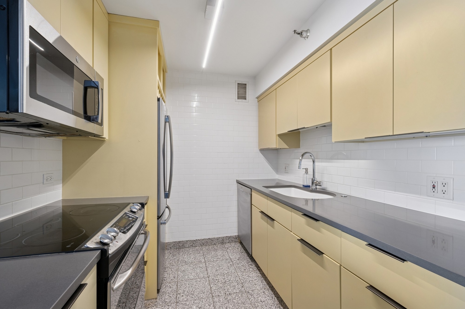 1250 N Dearborn Street Unit: 10B