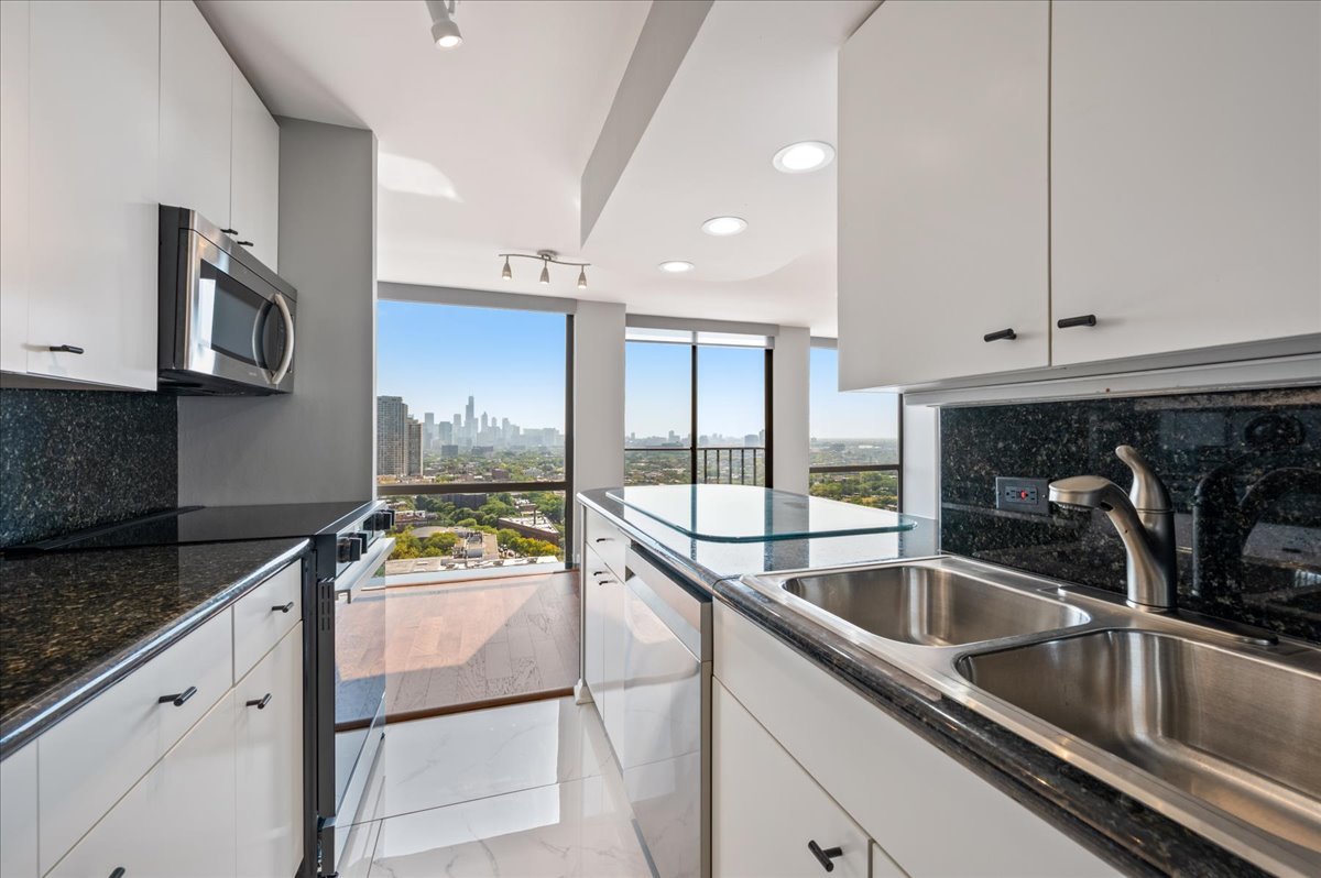 345 W Fullerton Parkway Unit: 2605
