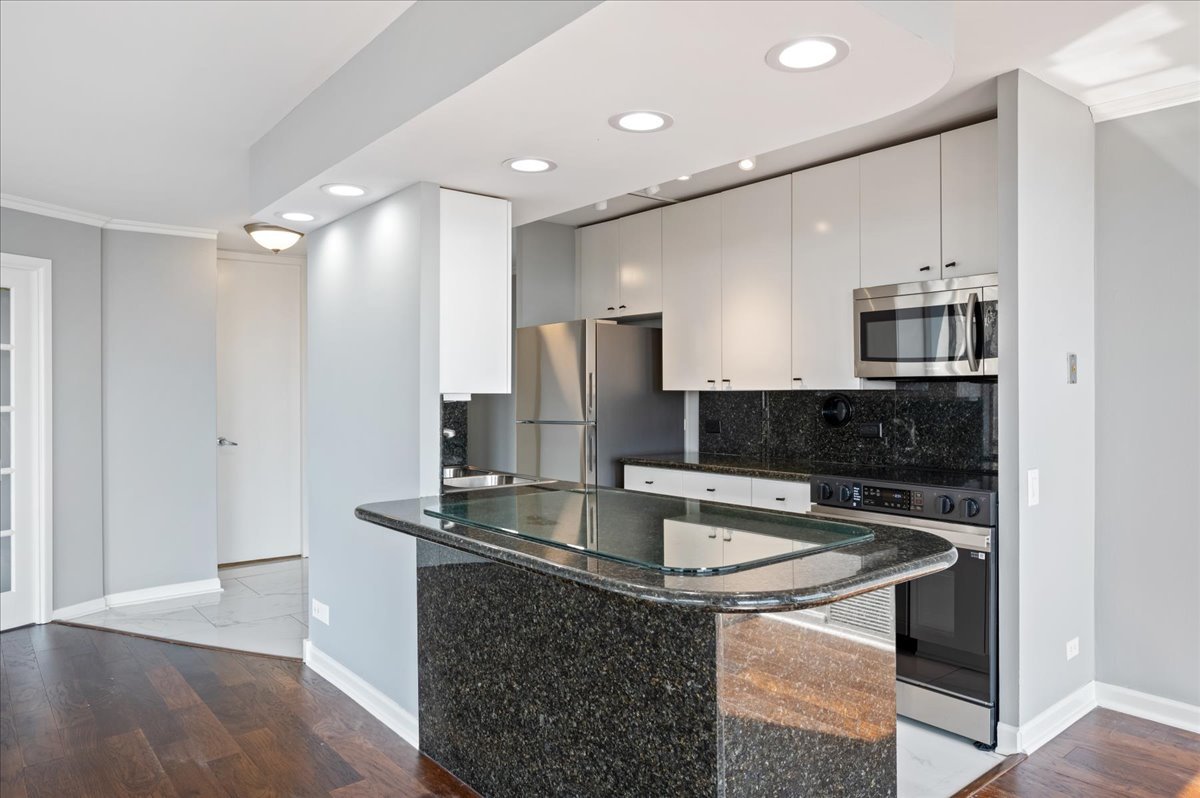 345 W Fullerton Parkway Unit: 2605