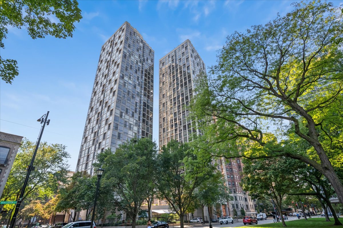 345 W Fullerton Parkway Unit: 2605