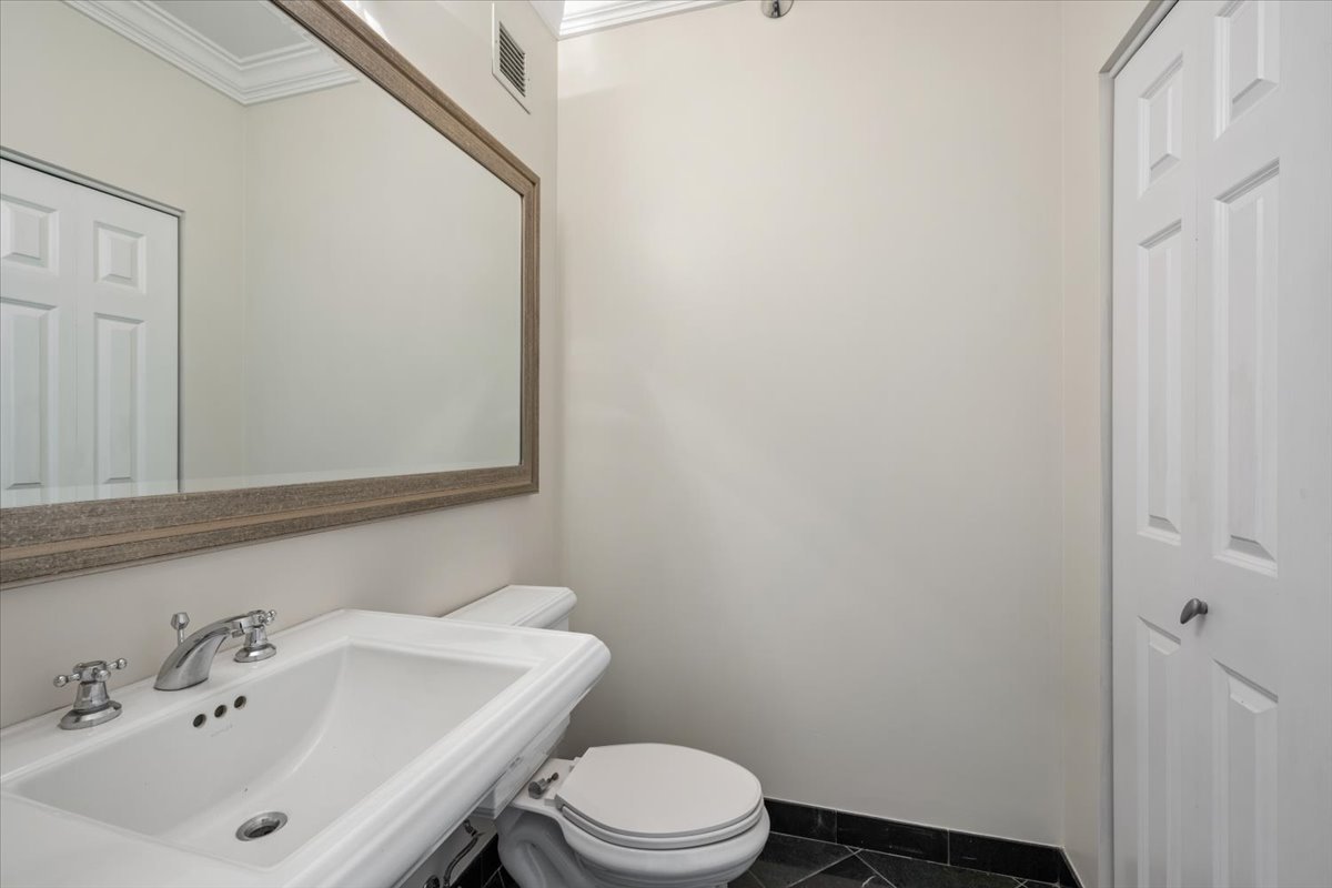 1122 N Dearborn Street Unit: 22J