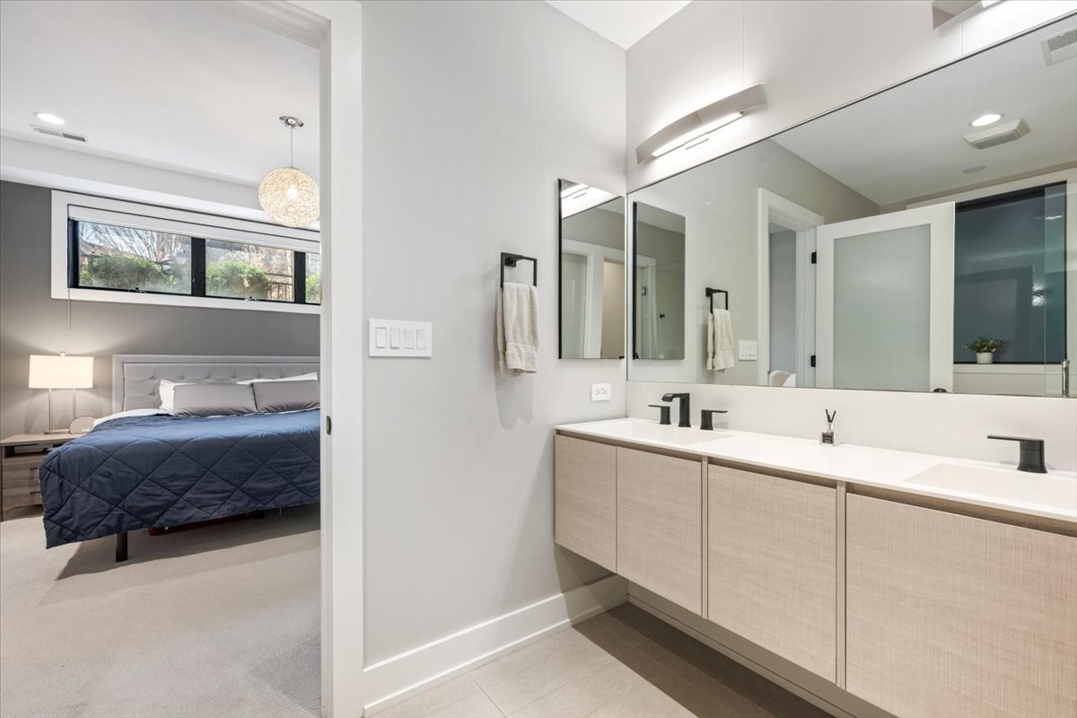 2165 N Claremont Avenue Unit: 1S