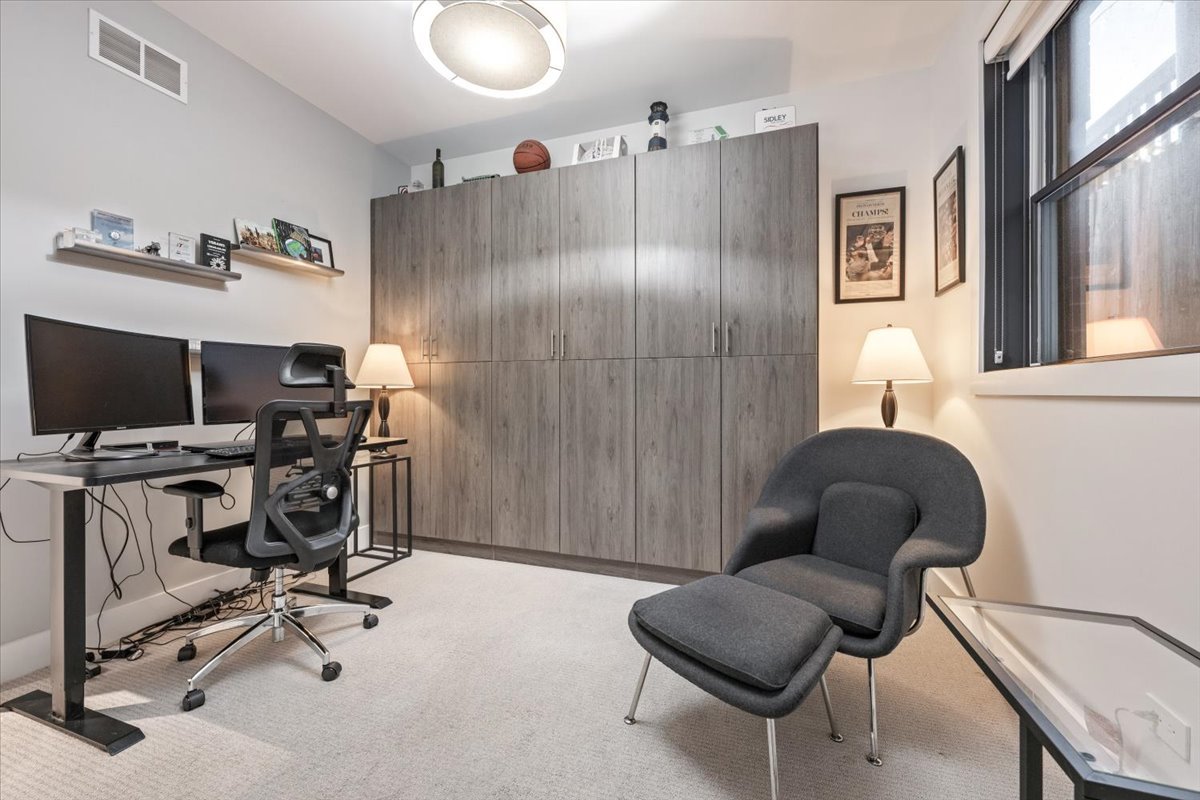 2165 N Claremont Avenue Unit: 1S