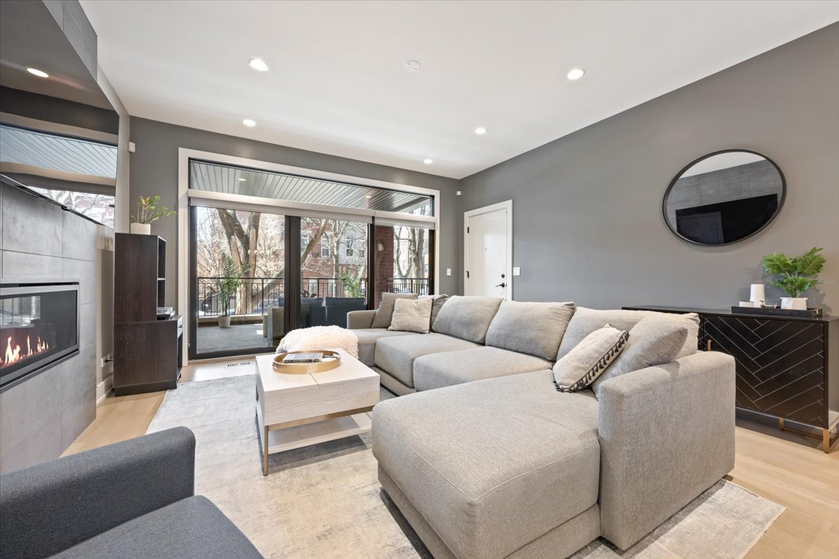 2165 N Claremont Avenue Unit: 1S