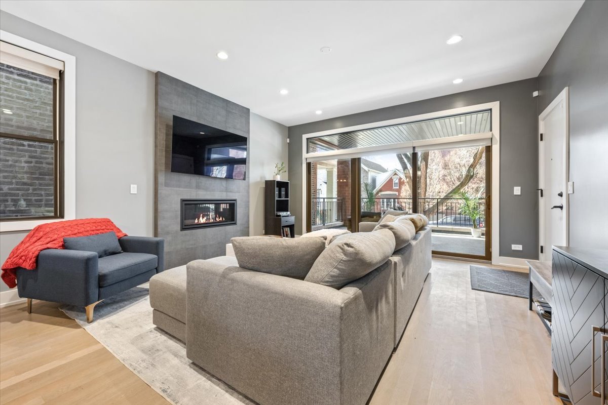 2165 N Claremont Avenue Unit: 1S