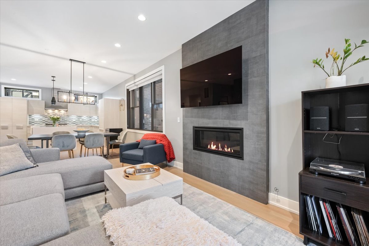 2165 N Claremont Avenue Unit: 1S