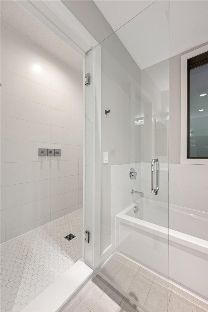 2165 N Claremont Avenue Unit: 1S