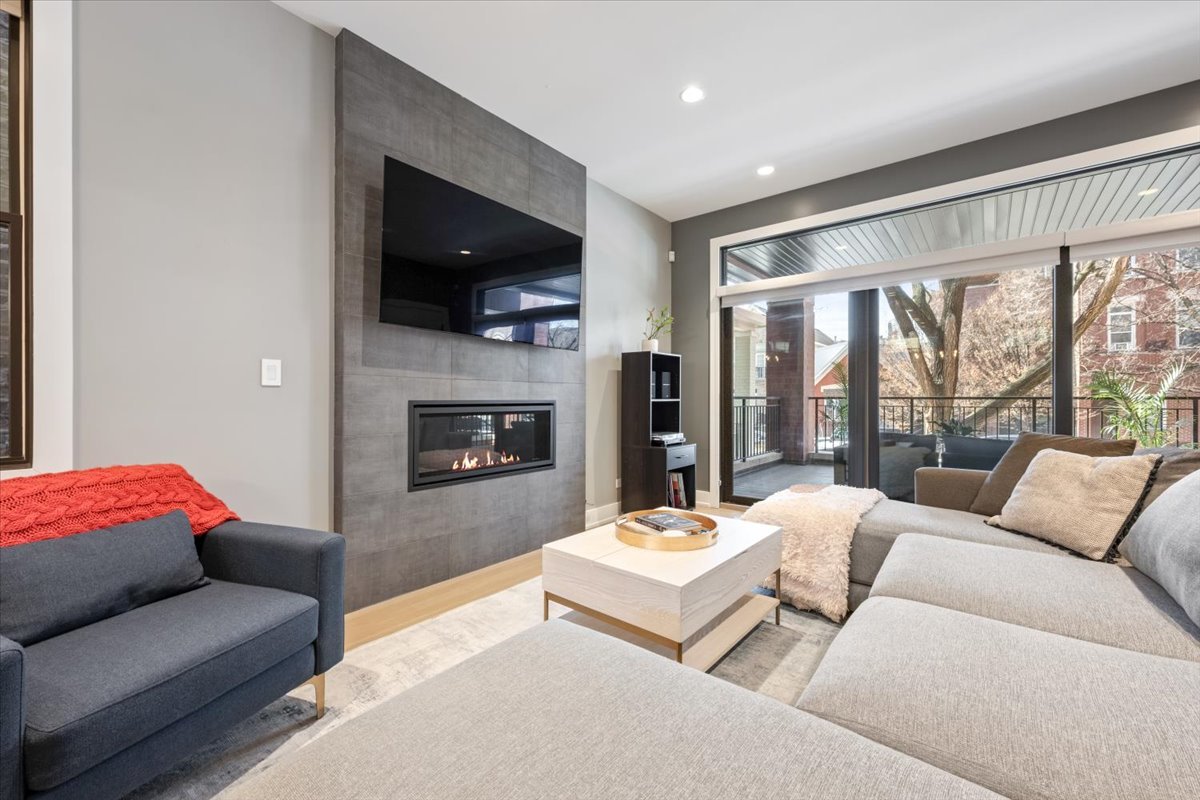 2165 N Claremont Avenue Unit: 1S