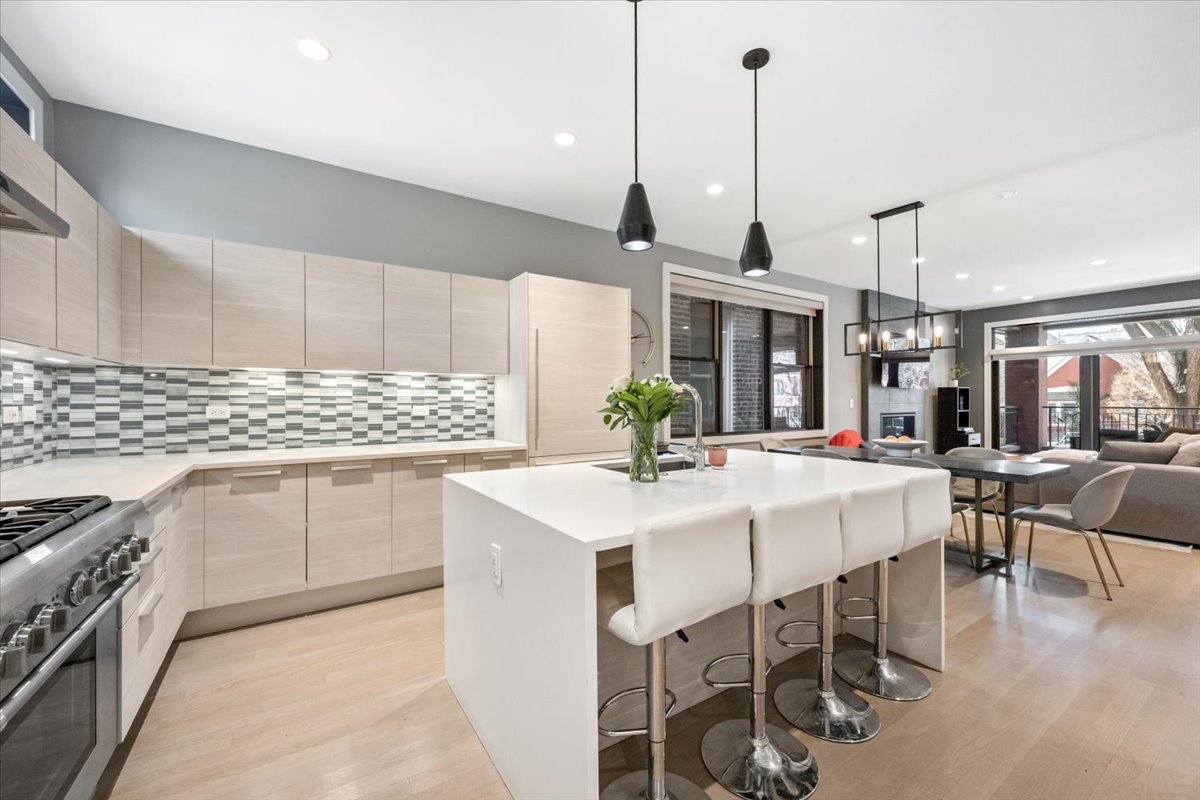 2165 N Claremont Avenue Unit: 1S