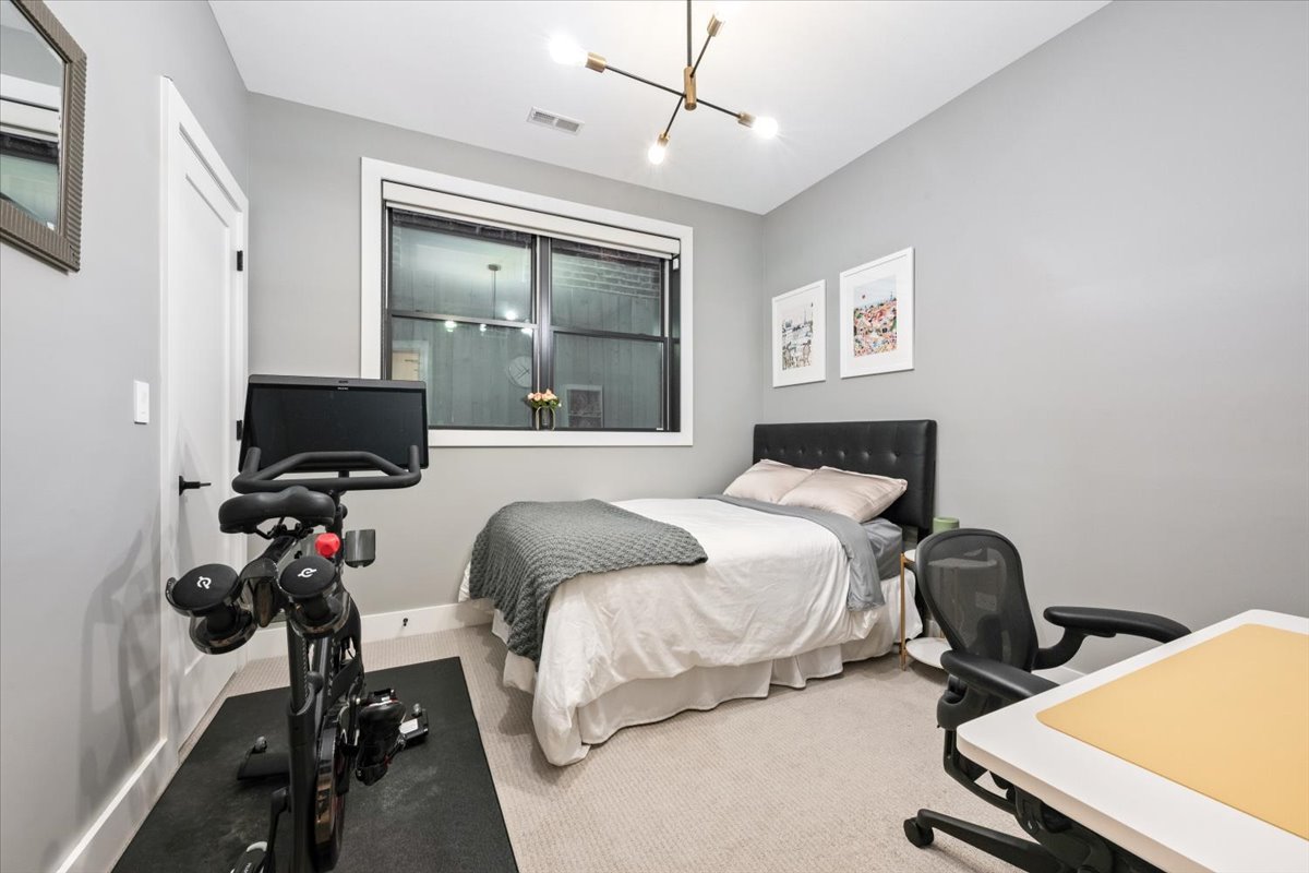 2165 N Claremont Avenue Unit: 1S