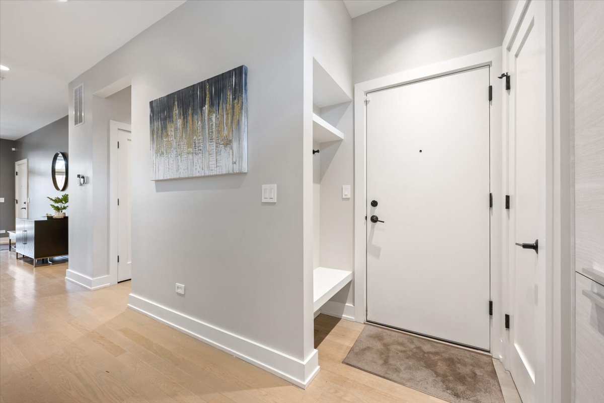 2165 N Claremont Avenue Unit: 1S