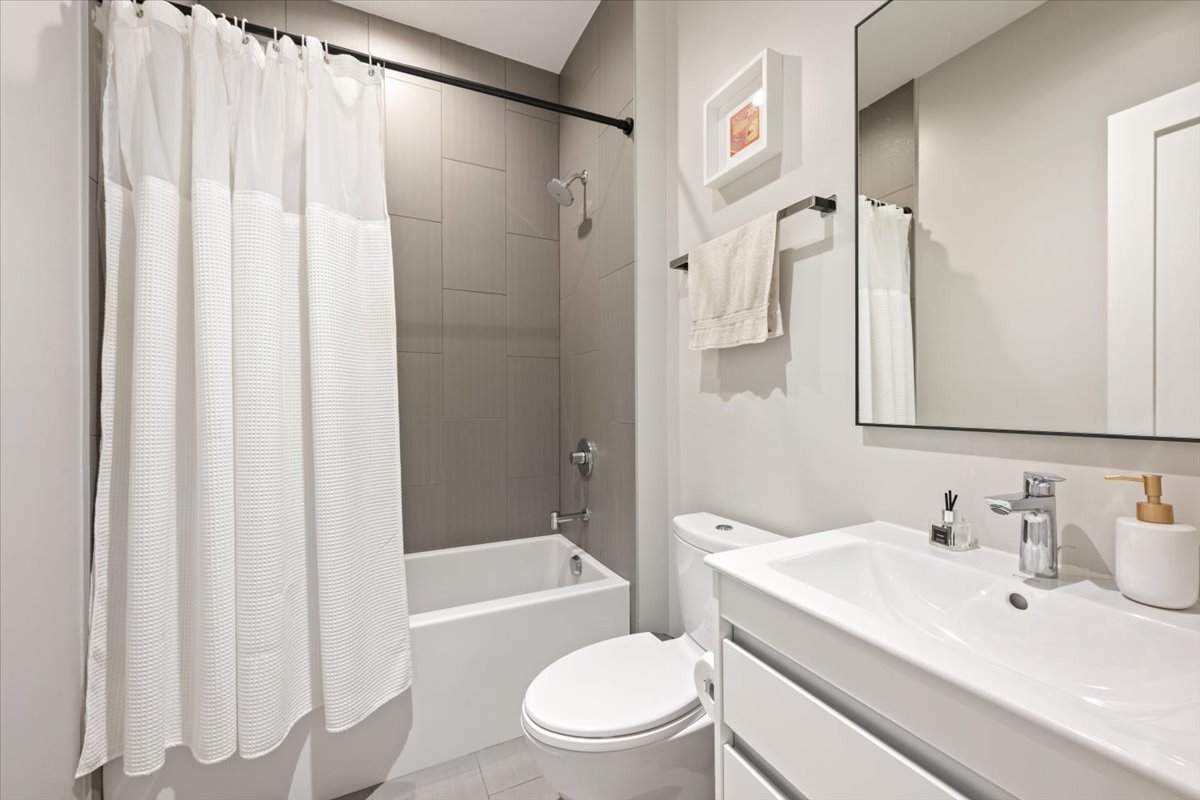 2165 N Claremont Avenue Unit: 1S