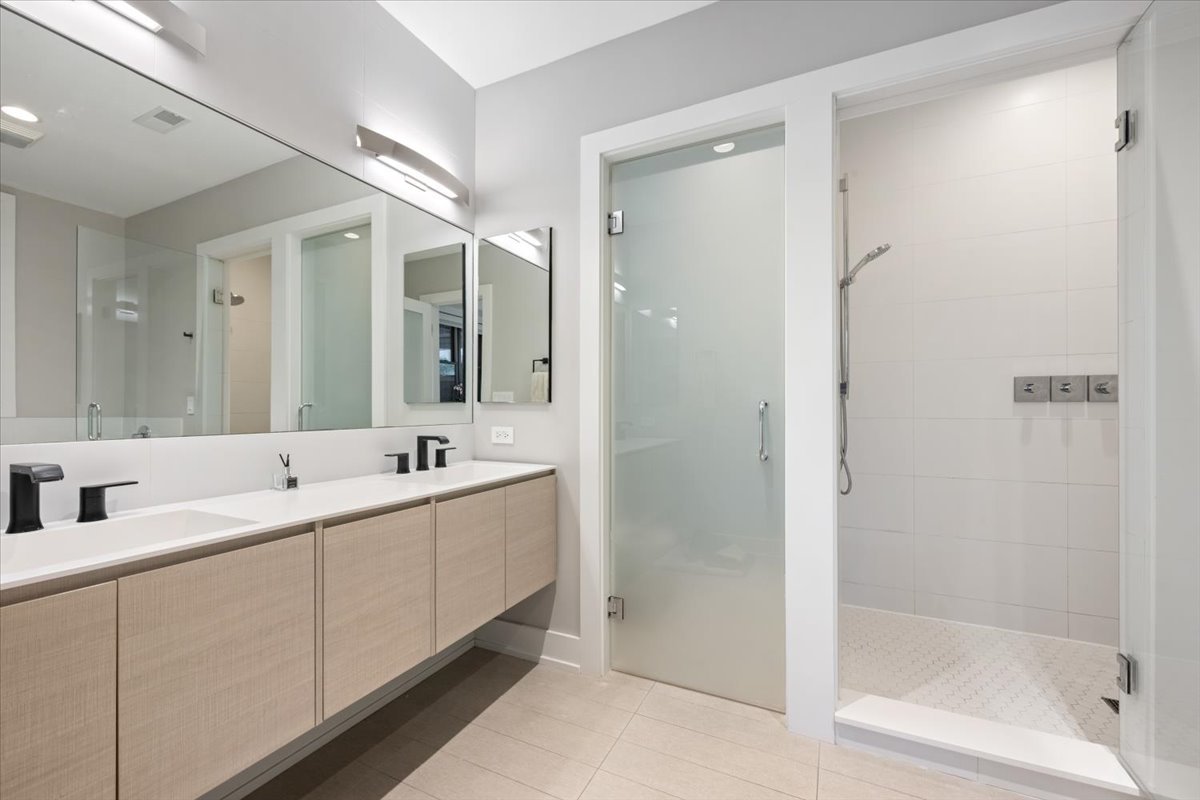 2165 N Claremont Avenue Unit: 1S