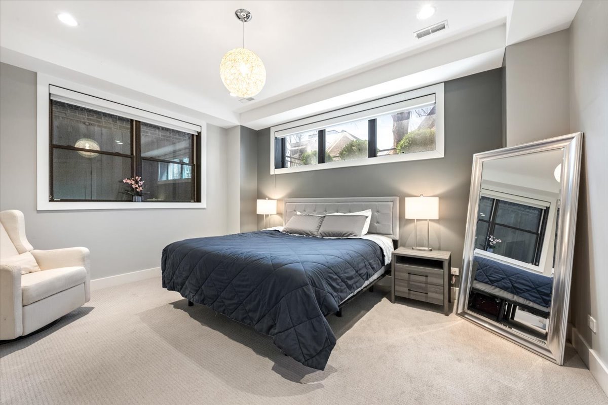 2165 N Claremont Avenue Unit: 1S