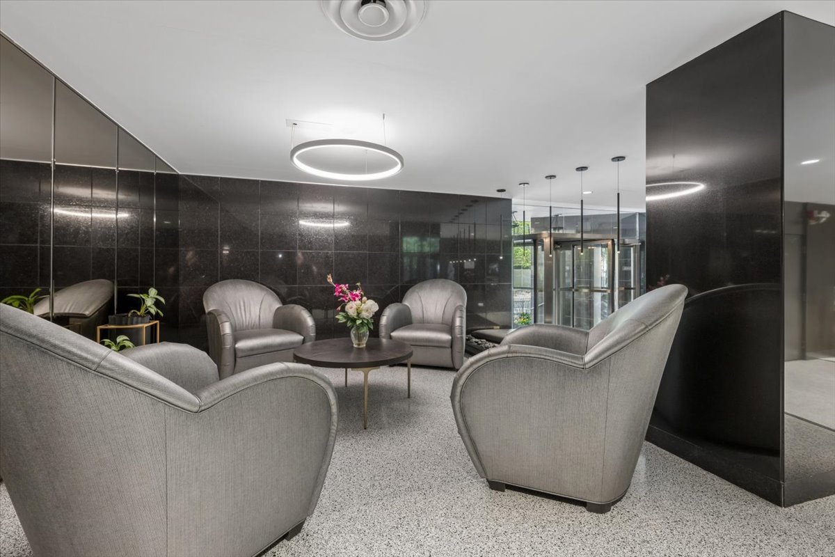 253 E DELAWARE Place Unit: 11F