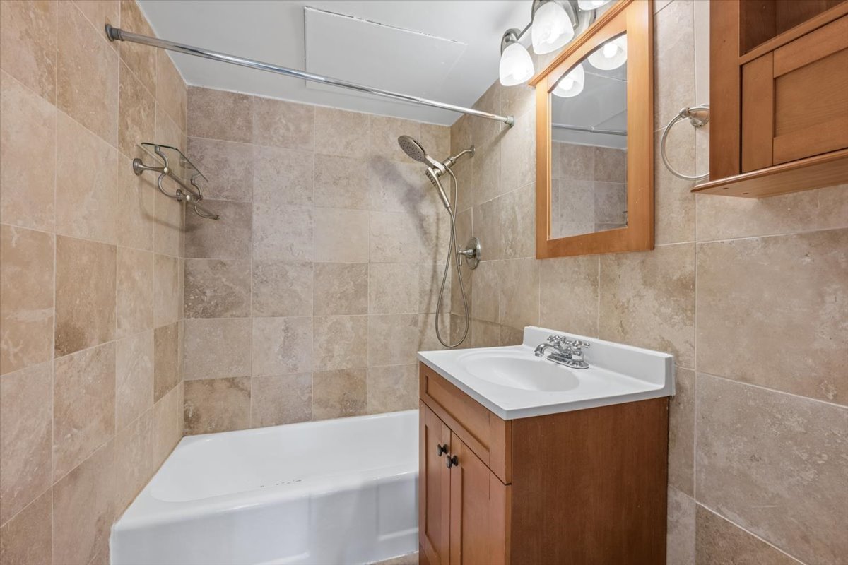 253 E DELAWARE Place Unit: 11F