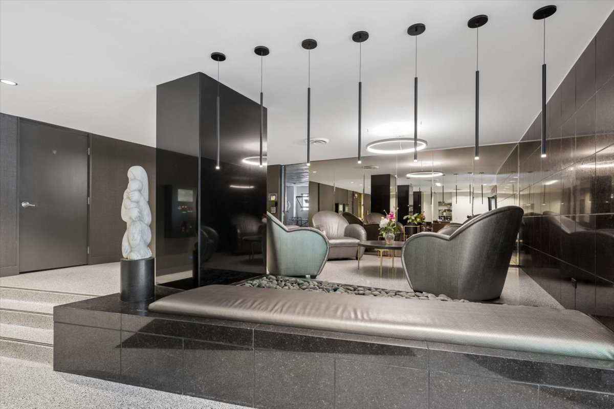 253 E DELAWARE Place Unit: 11F
