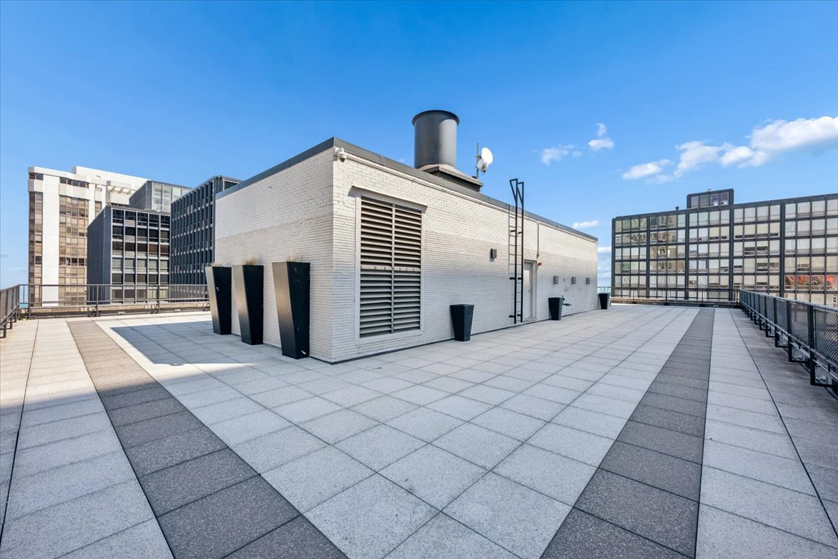 253 E DELAWARE Place Unit: 11F