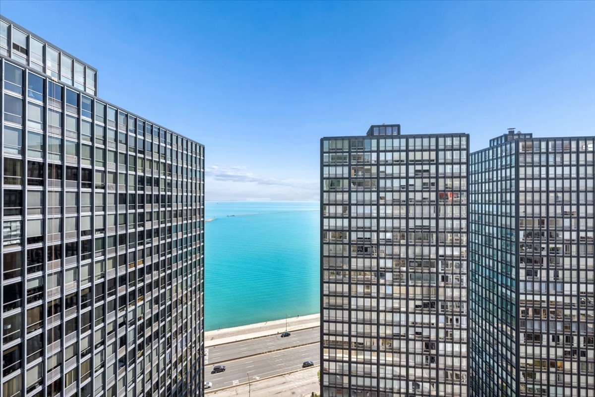 253 E DELAWARE Place Unit: 11F