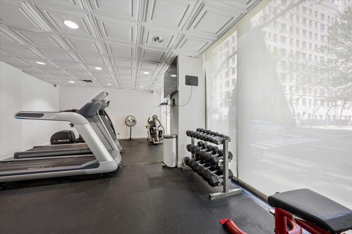 253 E DELAWARE Place Unit: 11F