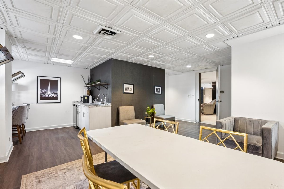 253 E DELAWARE Place Unit: 11F