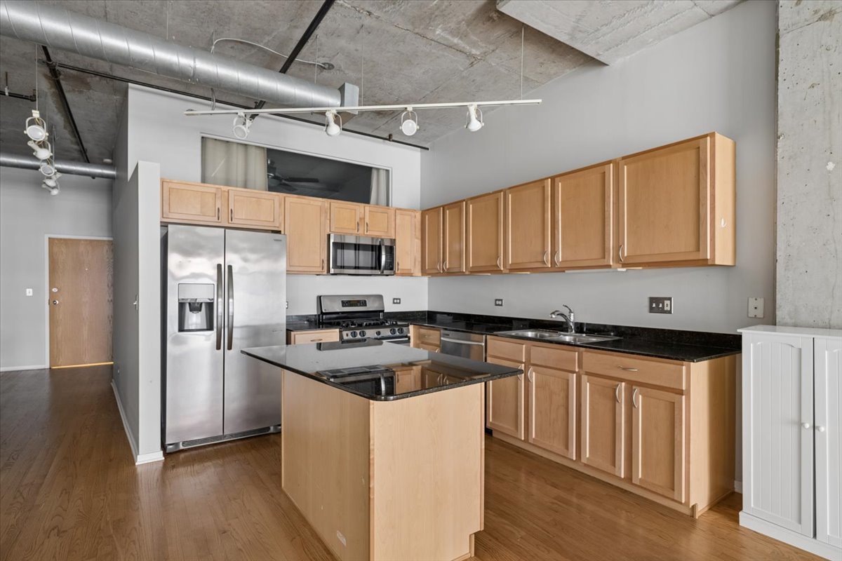 933 W VAN BUREN Street Unit: 405