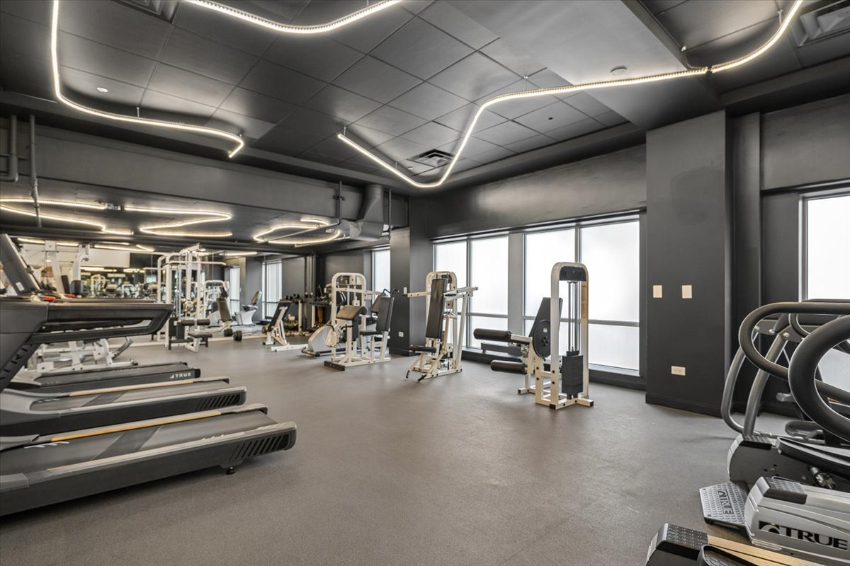 933 W VAN BUREN Street Unit: 405