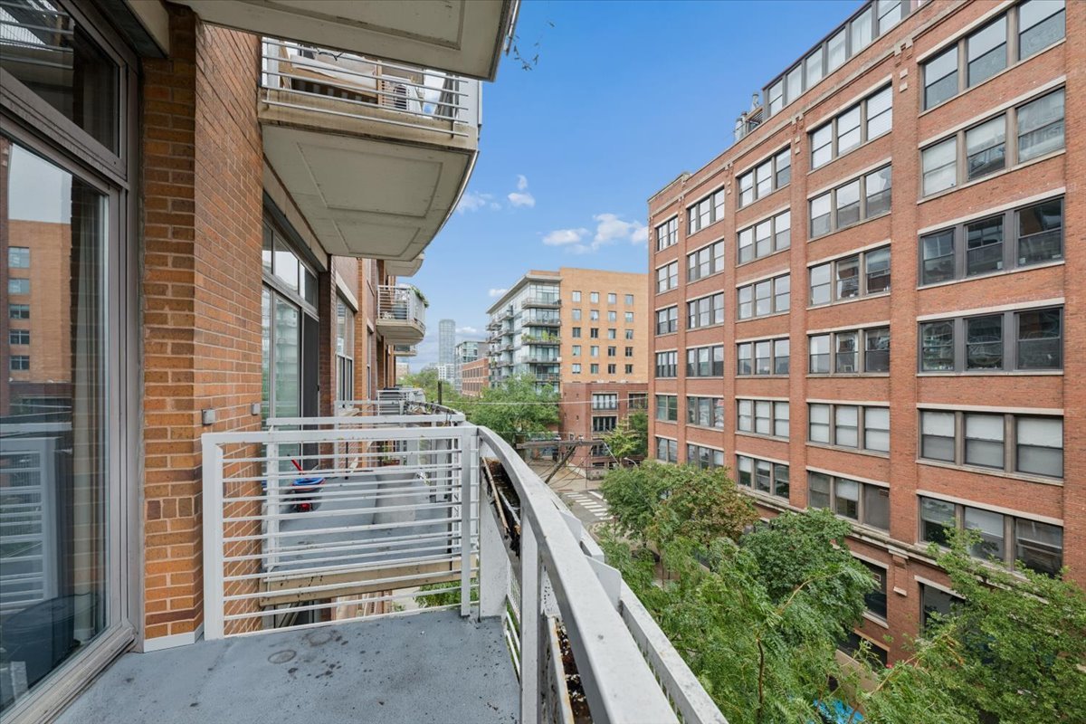 933 W VAN BUREN Street Unit: 405