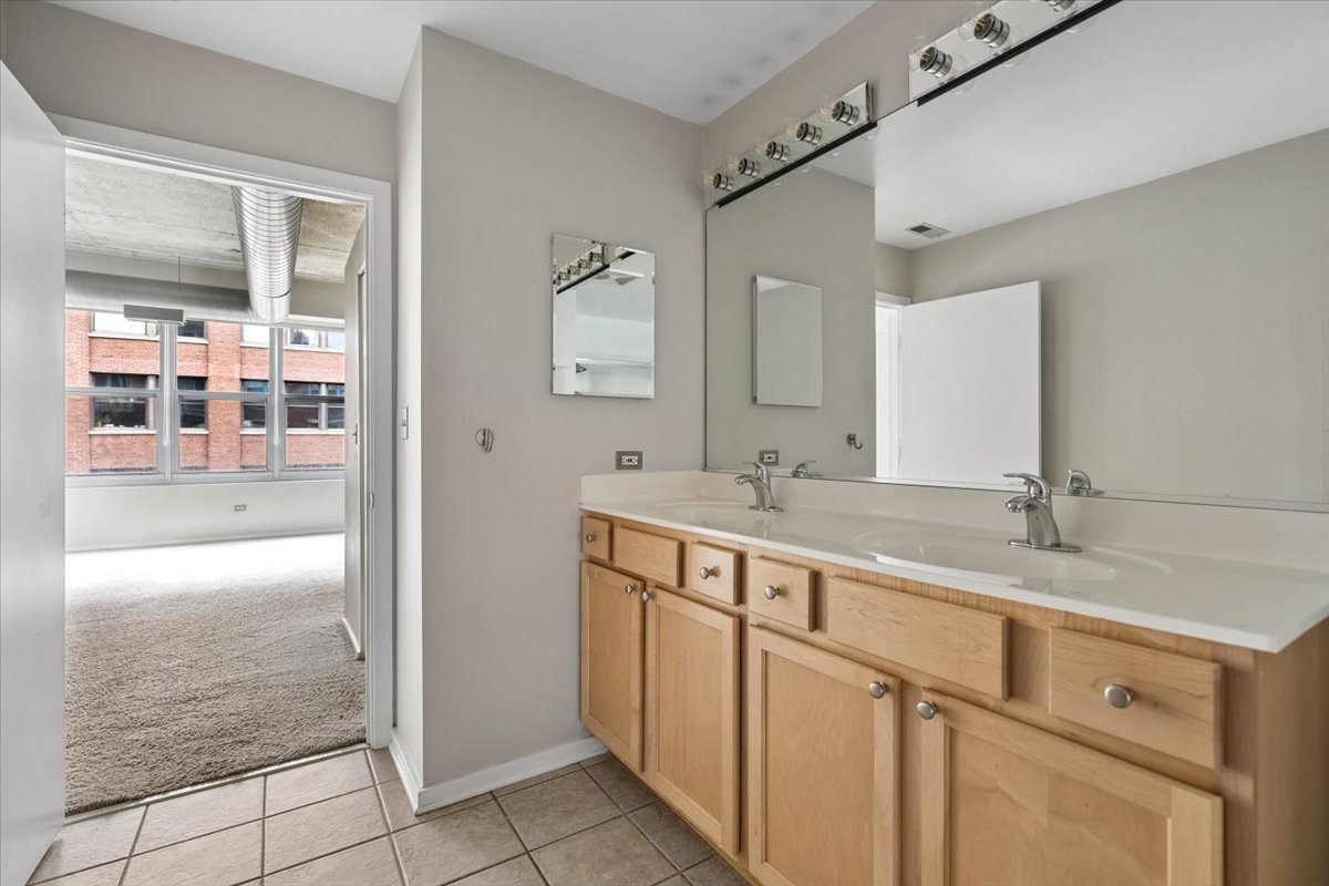 933 W VAN BUREN Street Unit: 405