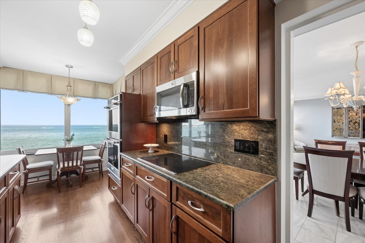 1300 N LAKE SHORE Drive Unit: 7C