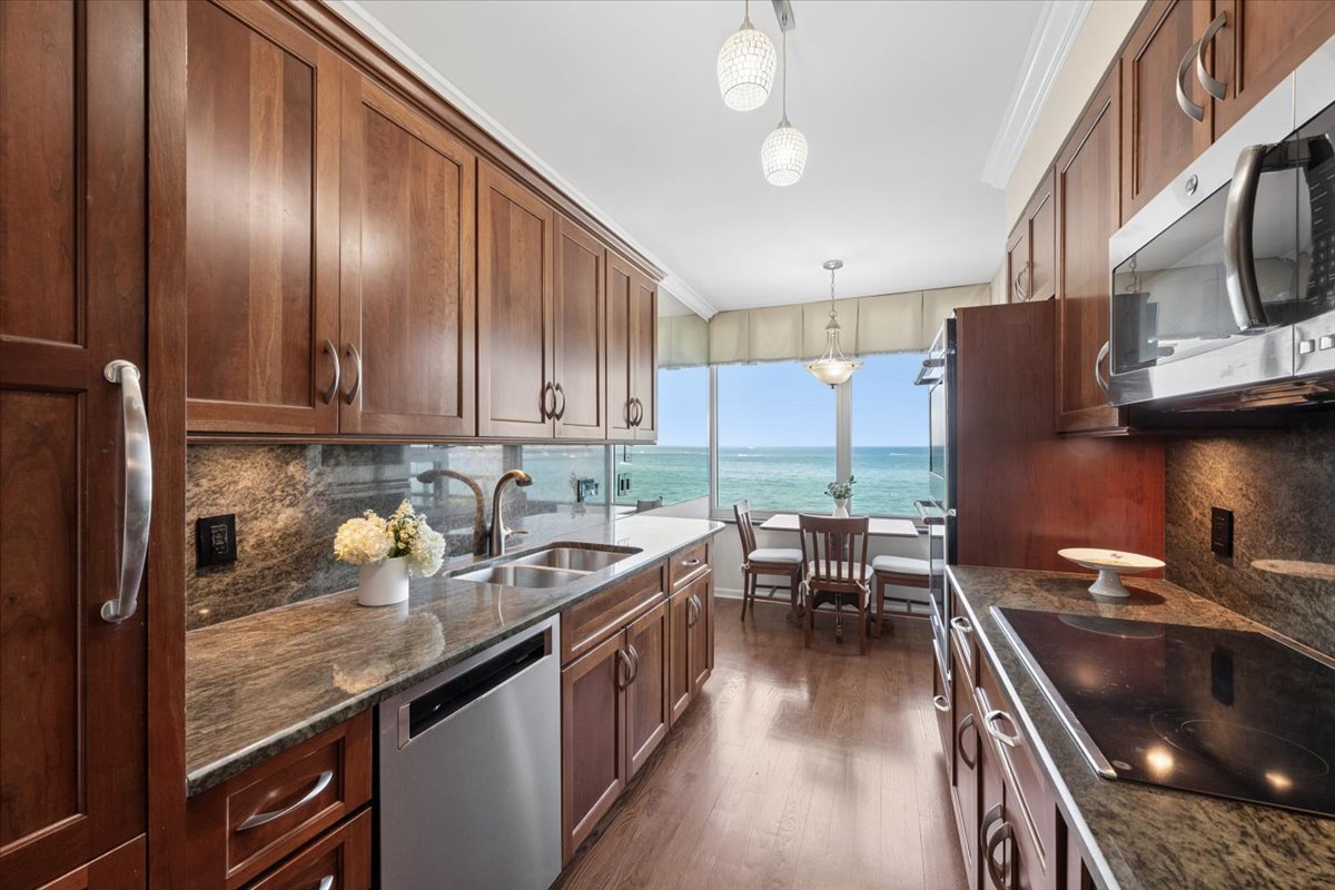 1300 N LAKE SHORE Drive Unit: 7C