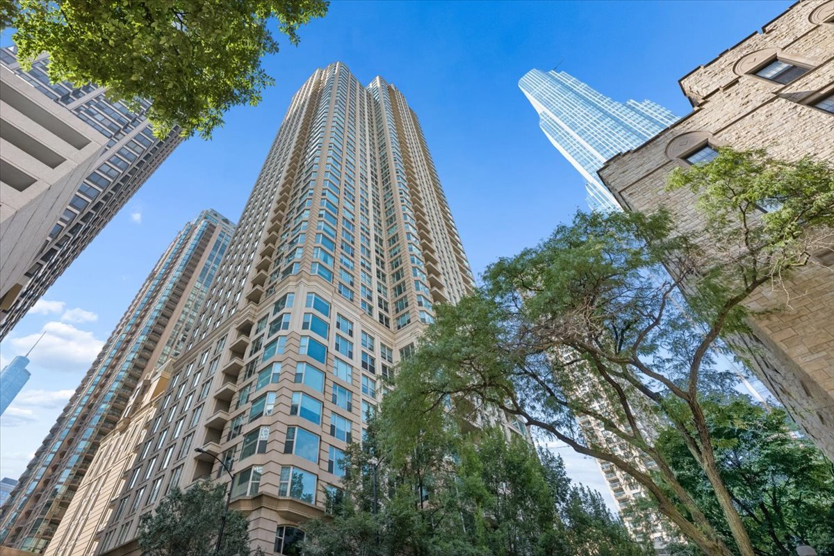 25 E SUPERIOR Street Unit: 2803