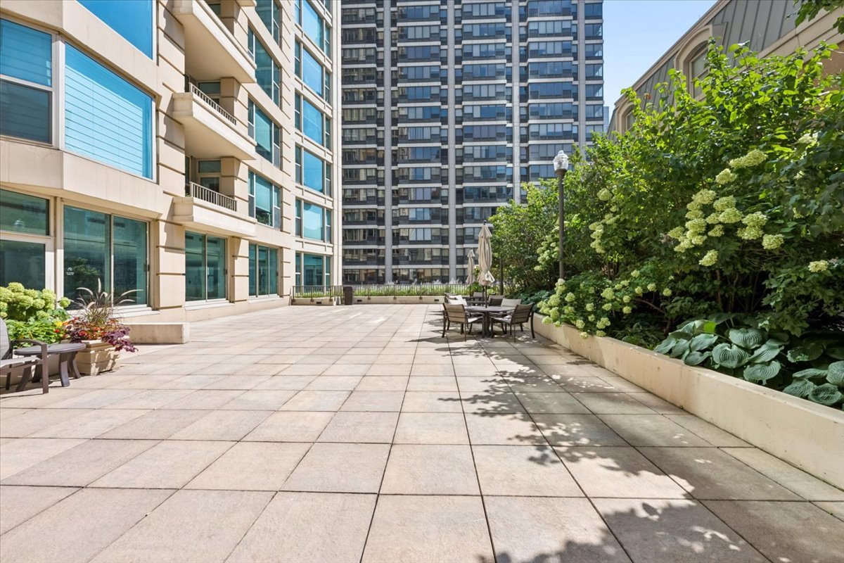 25 E SUPERIOR Street Unit: 2803