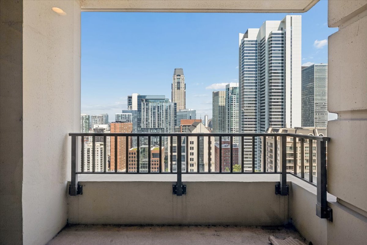 25 E SUPERIOR Street Unit: 2803