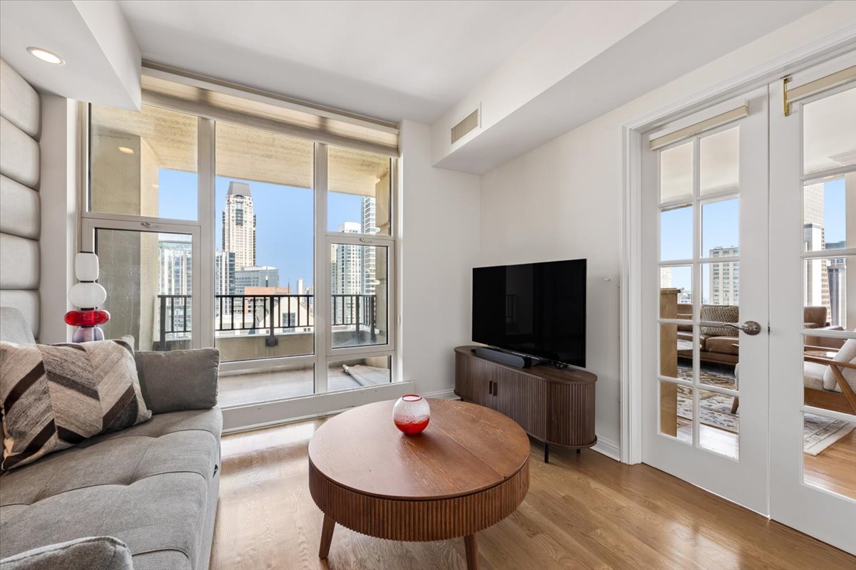 25 E SUPERIOR Street Unit: 2803