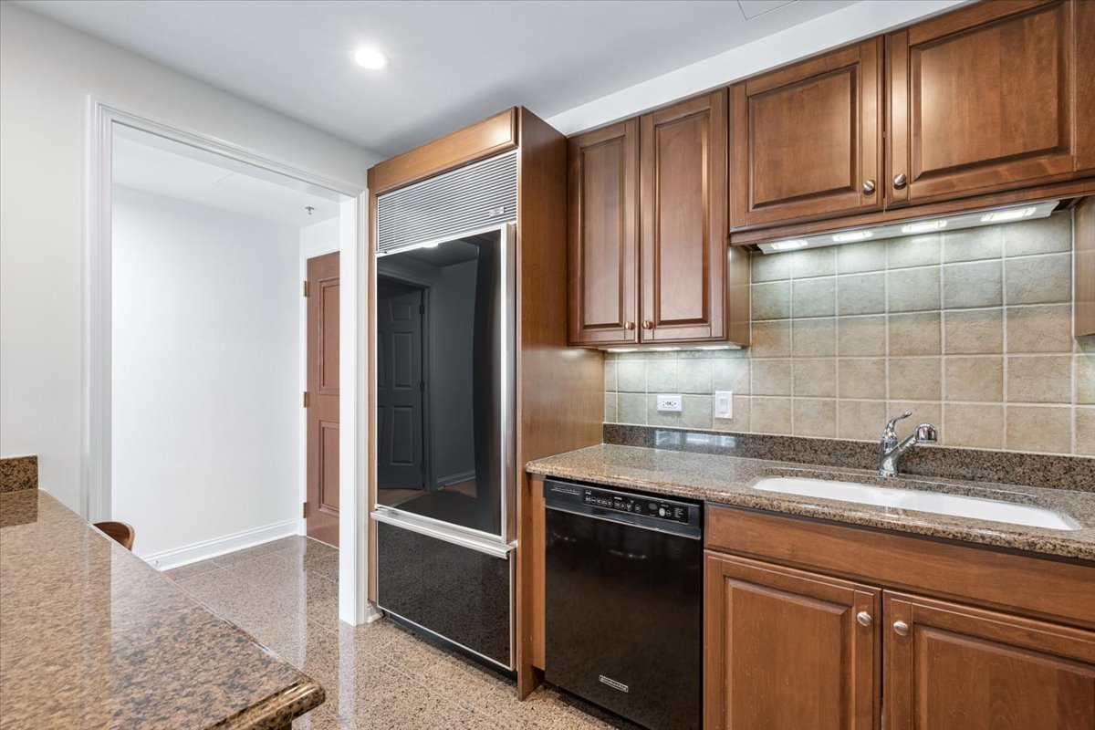 25 E SUPERIOR Street Unit: 2803