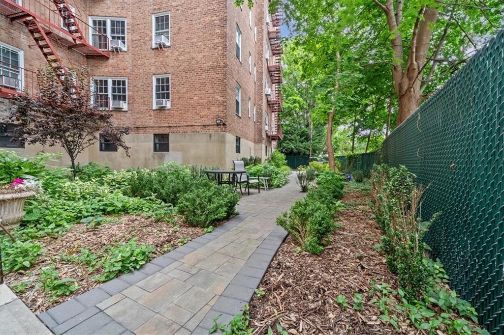 1125 Lorimer Street 2J