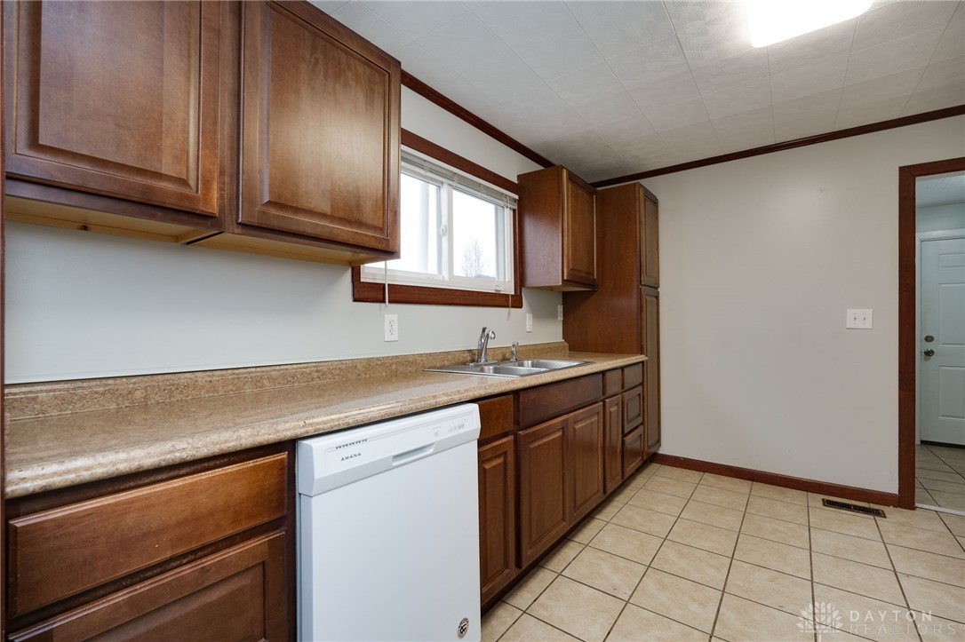 2749 Gladstone Street