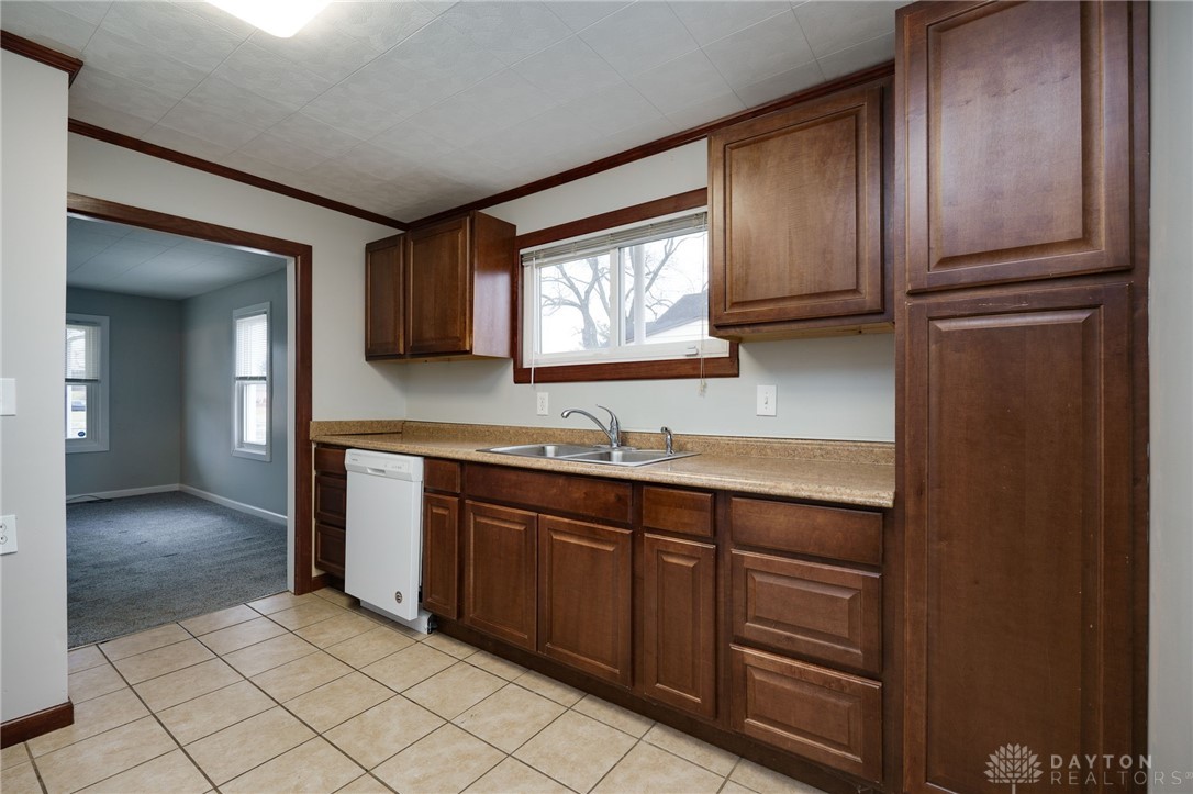 2749 Gladstone Street