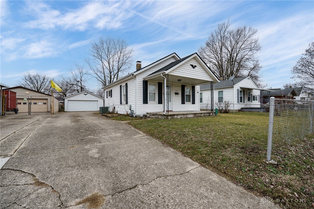 2749 Gladstone Street