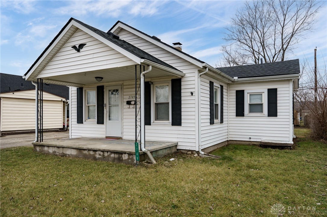 2749 Gladstone Street