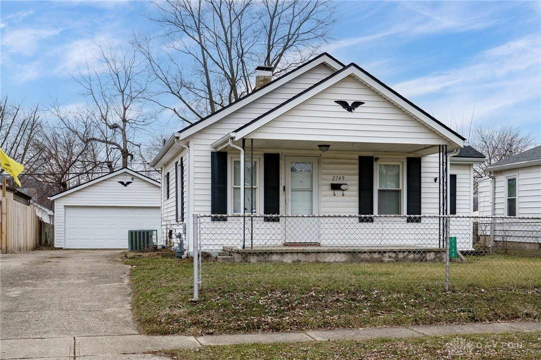 2749 Gladstone Street