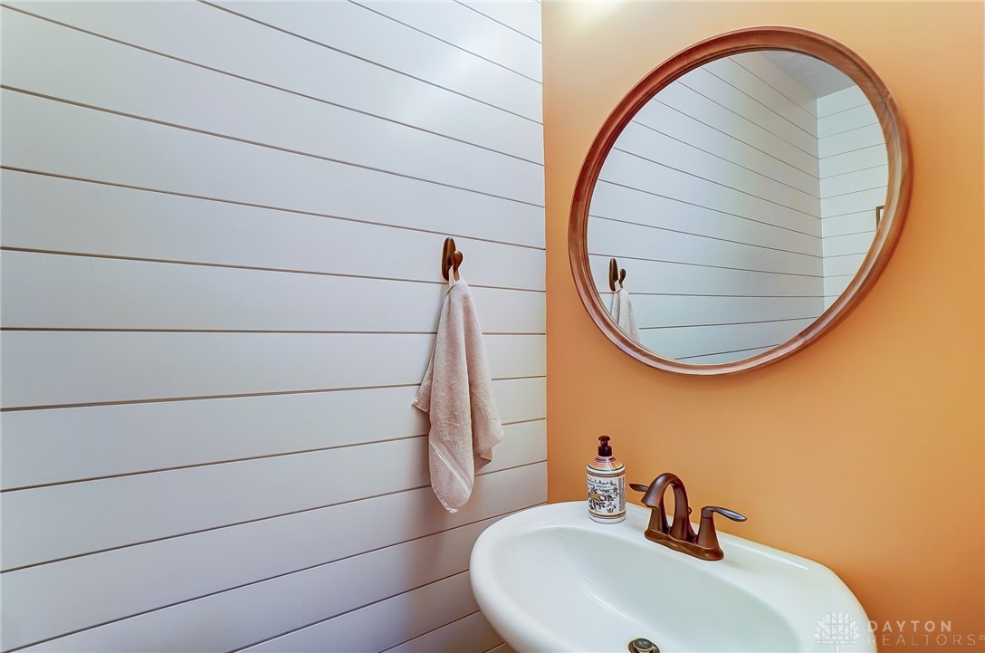 236 Pointe Oakwood Way