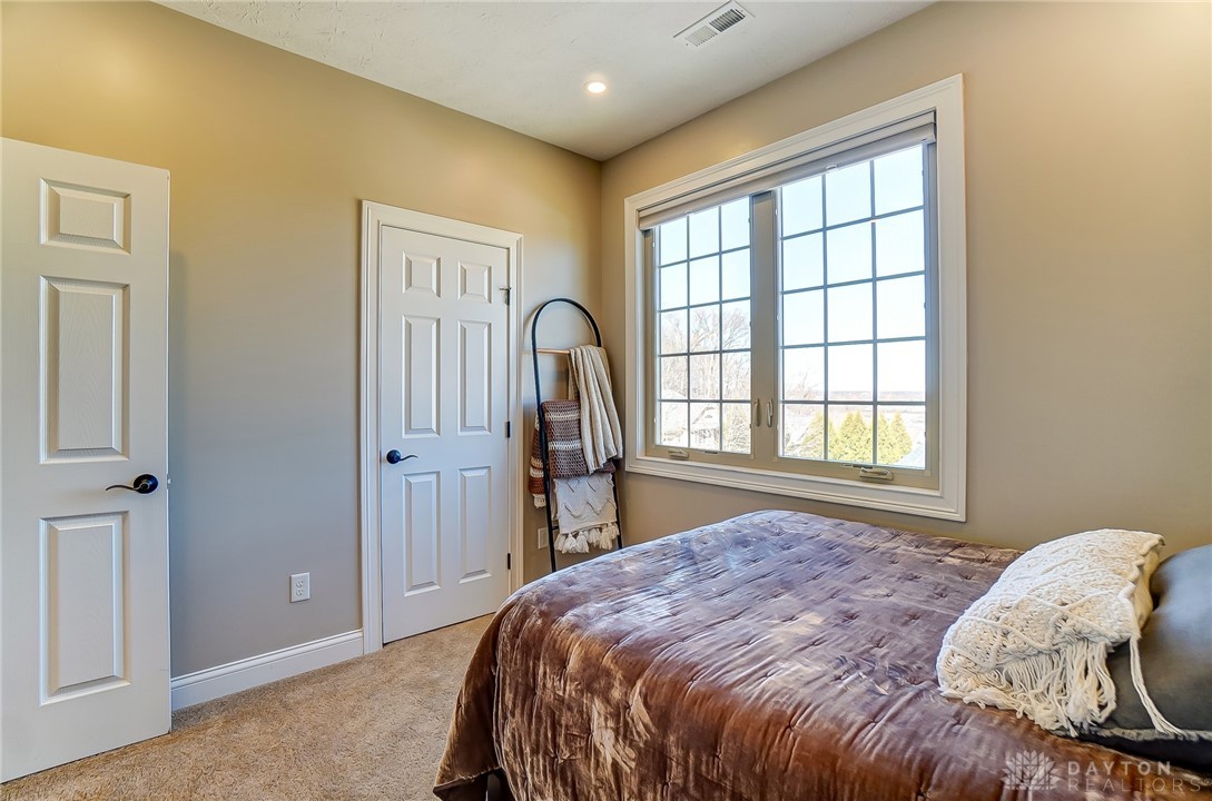 236 Pointe Oakwood Way