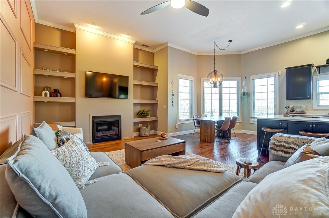 236 Pointe Oakwood Way