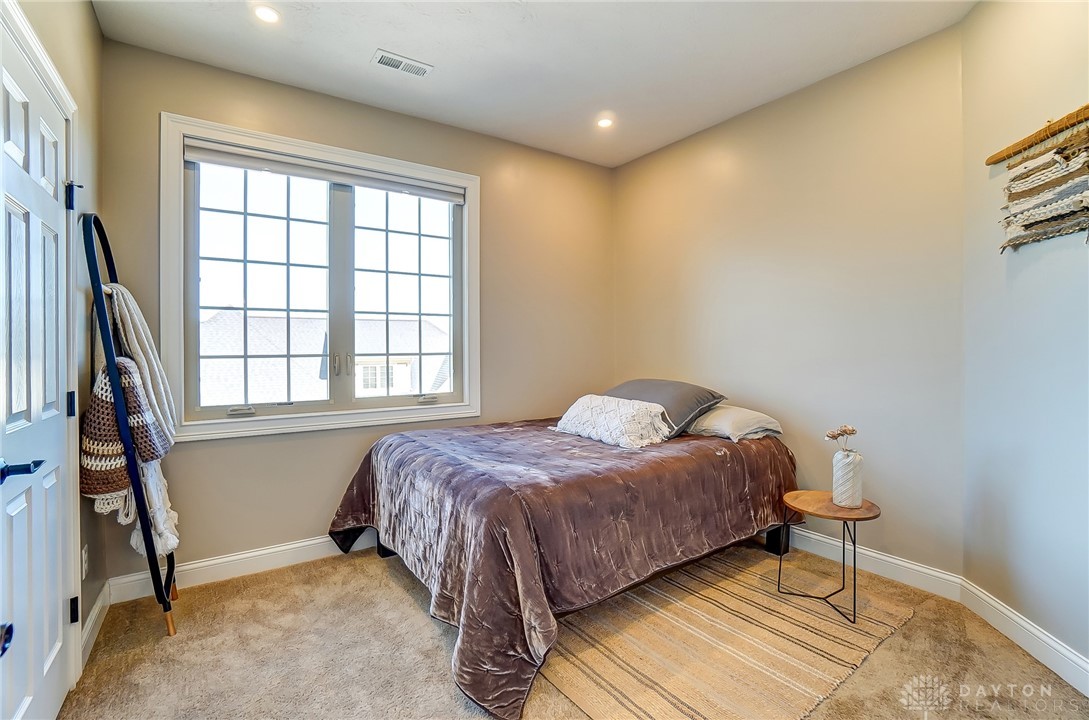 236 Pointe Oakwood Way