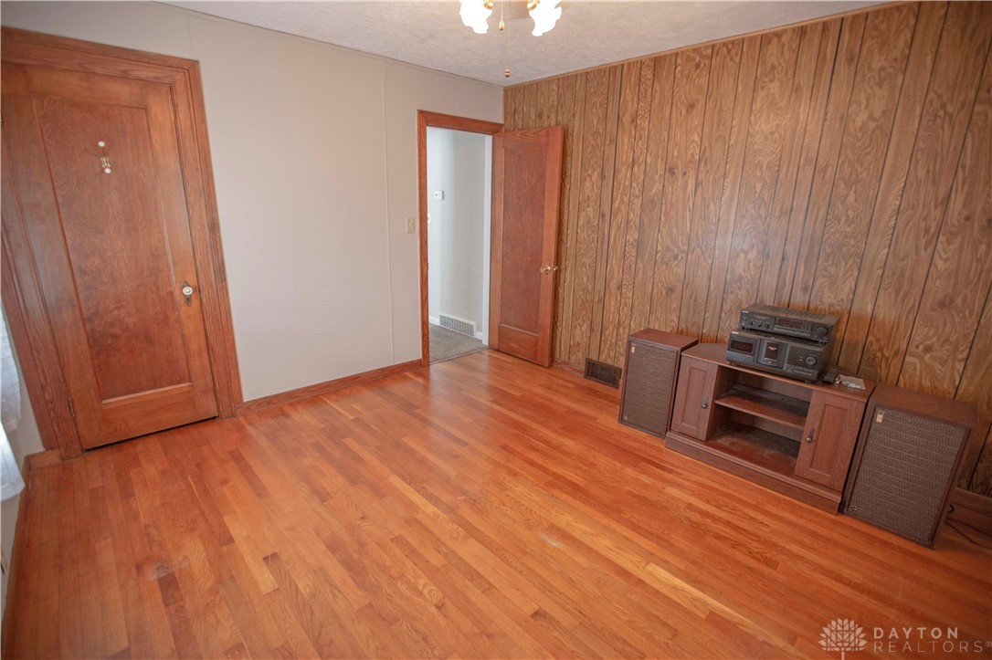 1025 Bellaire Avenue