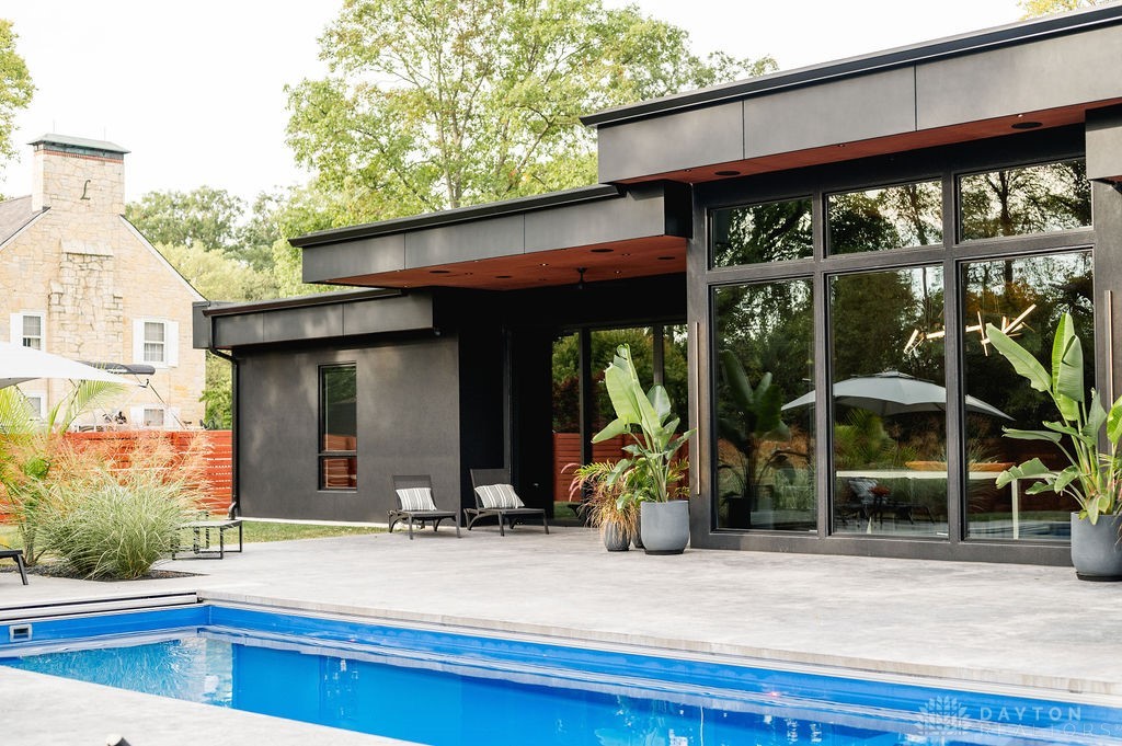 2360 Signal Hill Road